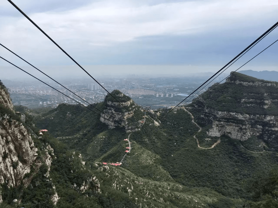 抱犊寨东傍一马平川的华北大平原,西接连绵不断的太行群峦,山至此处