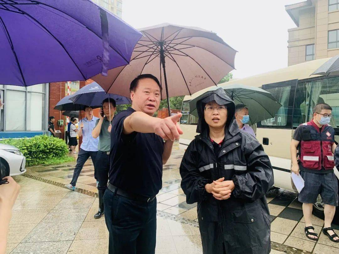 市委副书记叶枝利一行视察姚小避灾安置点