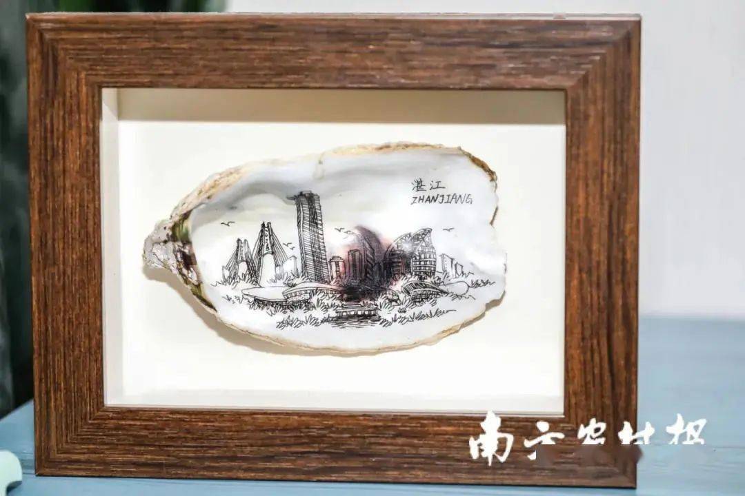 一个十多平方米的工作室摆满了海鲜壳工艺品,生蚝壳绘画令人眼前一亮