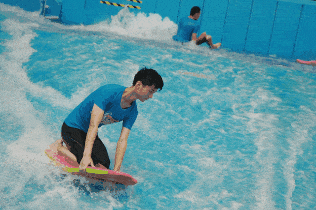 咸阳人室内大型水上乐园劲爆开园199元畅玩鲨鱼滑梯泡沫大战水上闯关