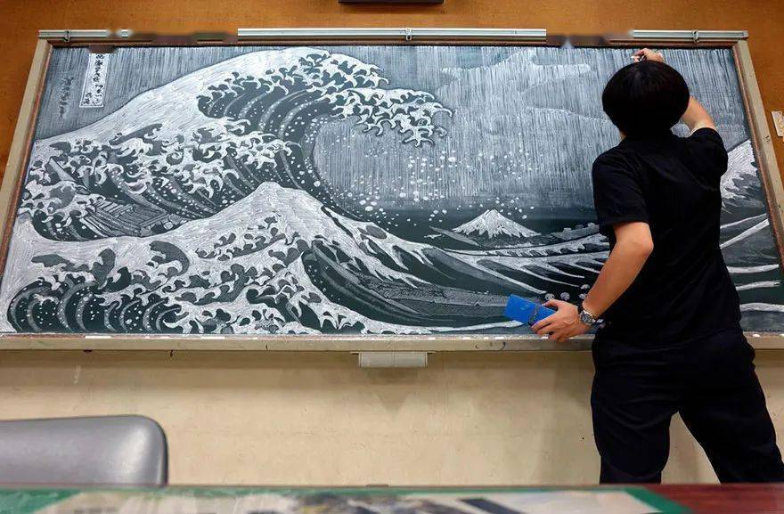 美术老师用粉笔画出"神级"作品,引网友强势围观~_黑板报