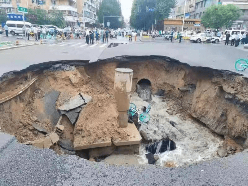 皇姑大润发交通岗路面塌陷车掉坑中无伤亡