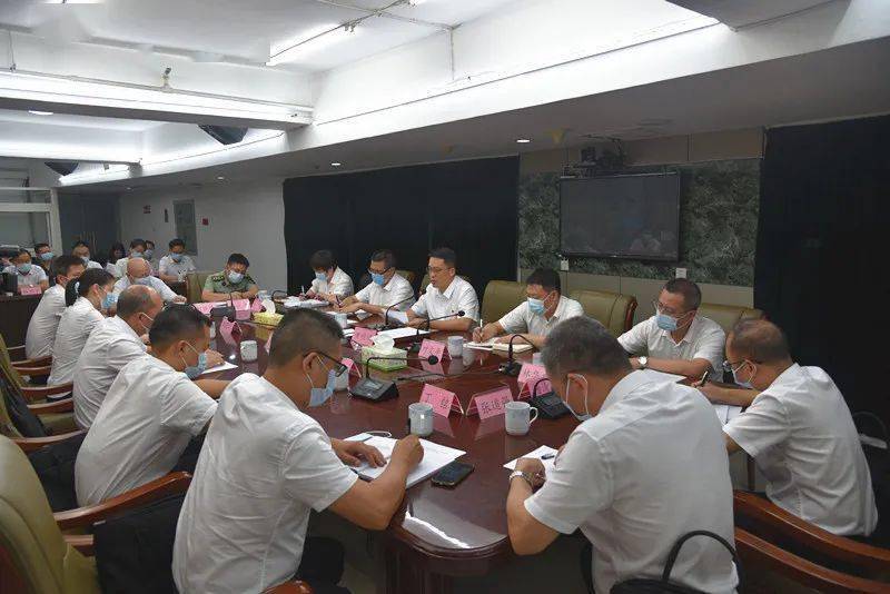 新当选的区委书记黄桂诚在会上讲话,强调四点意见