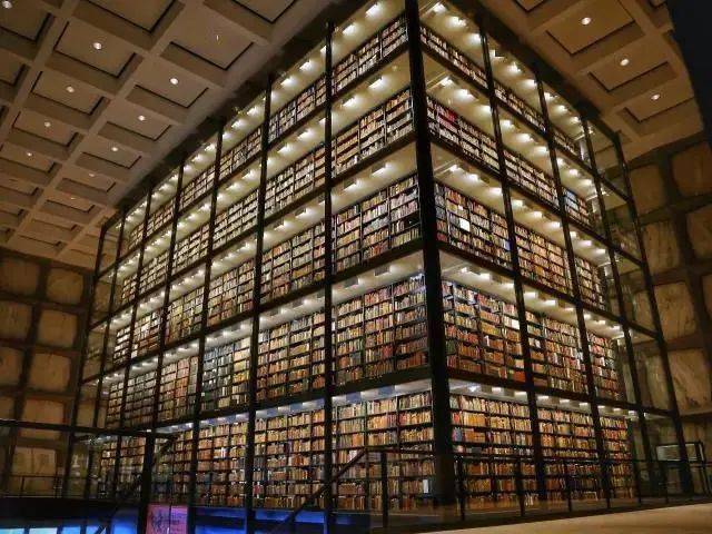 下图为耶鲁大学图书馆的玻璃藏书阁,看着十分闪亮耀眼.