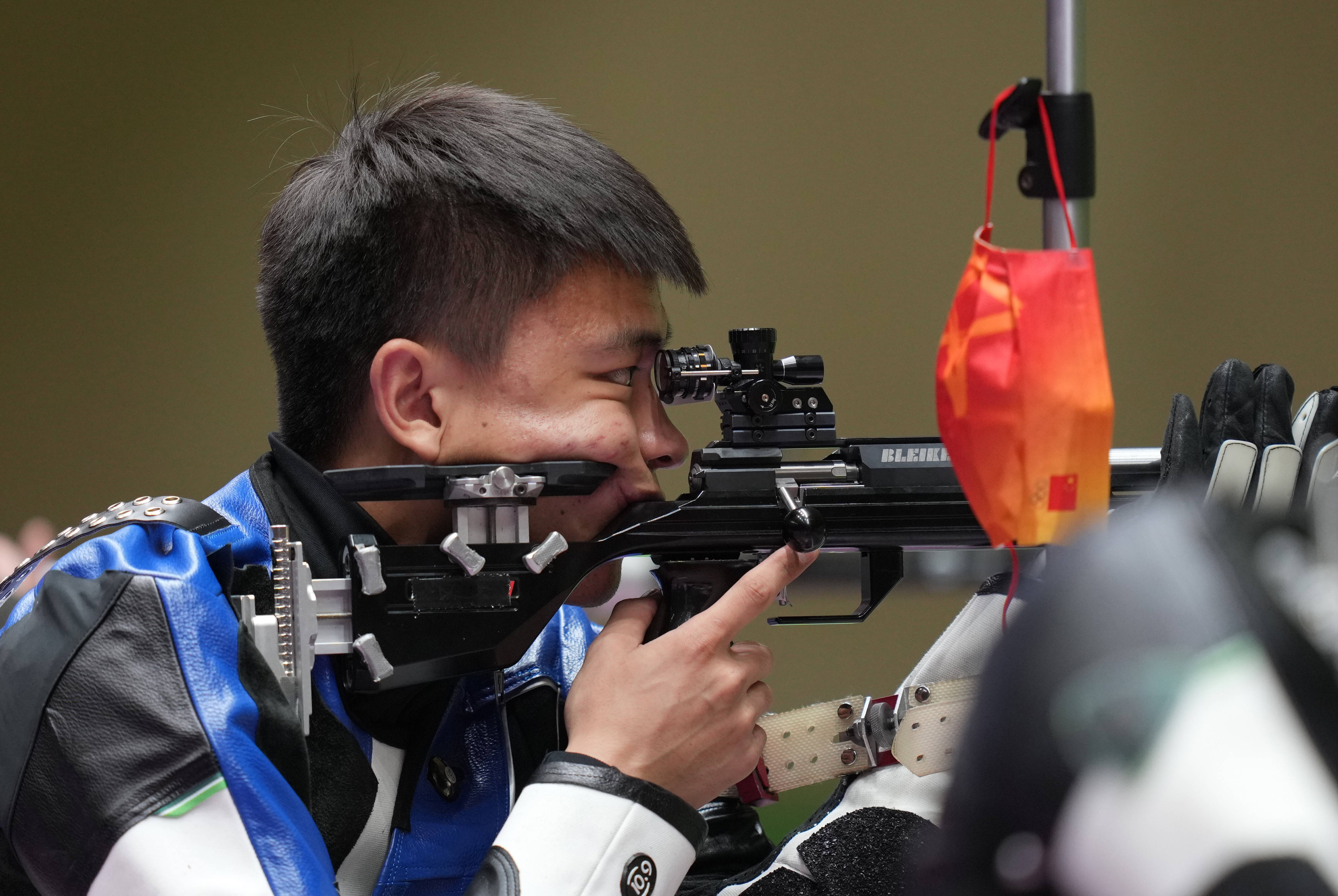 射击男子50米步枪三姿决赛中国选手张常鸿夺冠