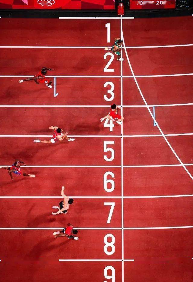 在东京奥运会男子100米预赛中  苏炳添以10.05秒的成绩晋级半决赛