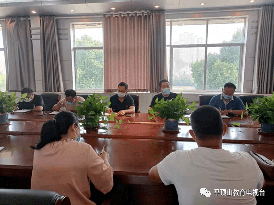 校长张宏伟在会上总结讲话.