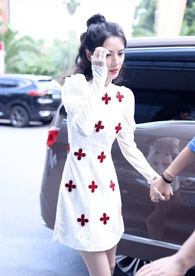 张予曦|张予曦穿泡泡袖款旗袍，“四叶草”花纹倒是挺抢眼，看着还挺时髦