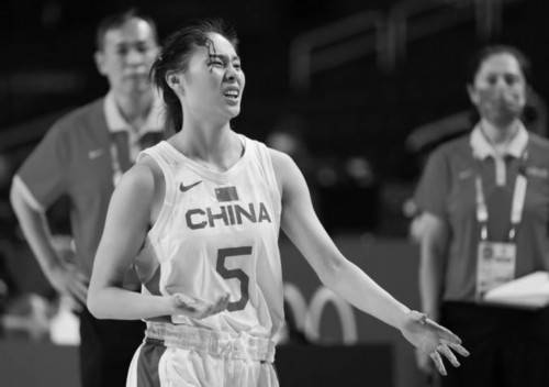 中国女篮5号王思雨在对阵澳大利亚时血洒赛场 新华社发2日15:25,虽然