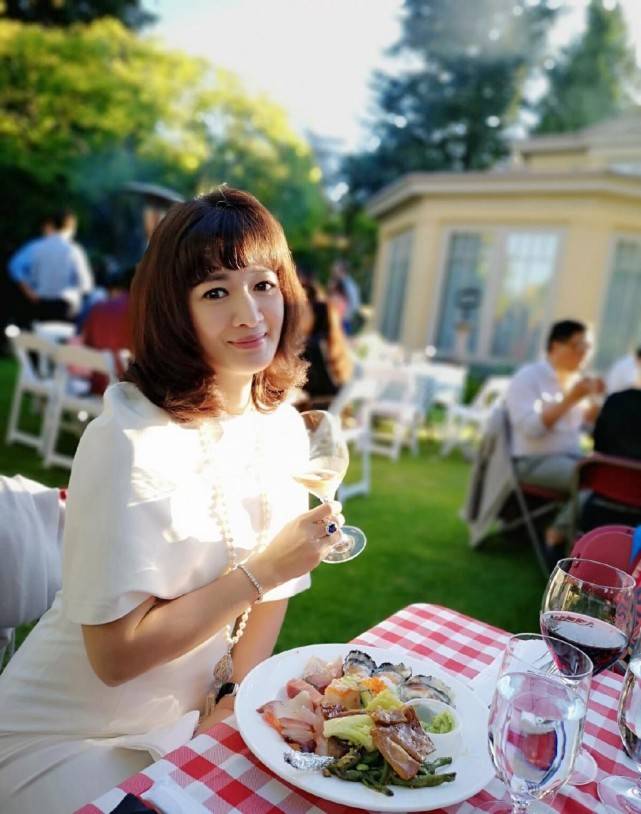 颜色|陈少霞都步入中年了，可婴儿肥看着挺嫩，穿旗袍丝毫不像富太太