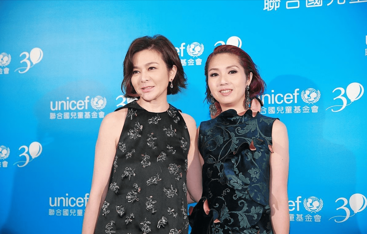 图纹|看面容真不知关之琳大杨千嬅12岁，同穿无袖花裙，气场感一目了然