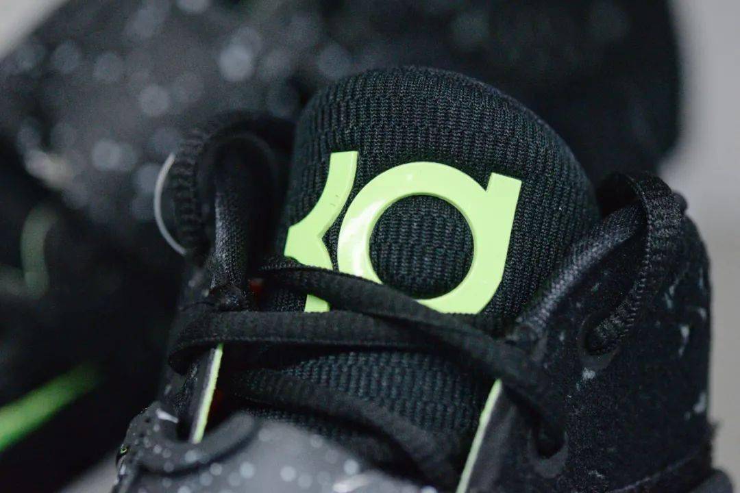 全新 nike kd 14,以 kd 的外号「slim reaper」为灵感,意为死神,赛场