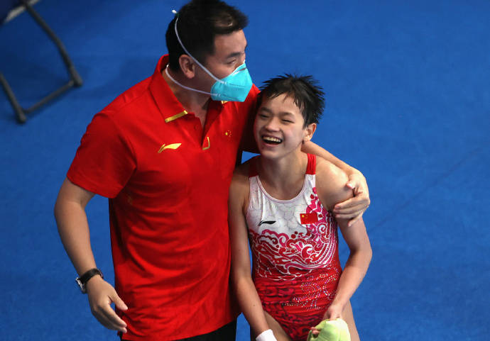 在5日下午进行的东京奥运会跳水女子10米台决赛中,年仅14岁的全红蝉