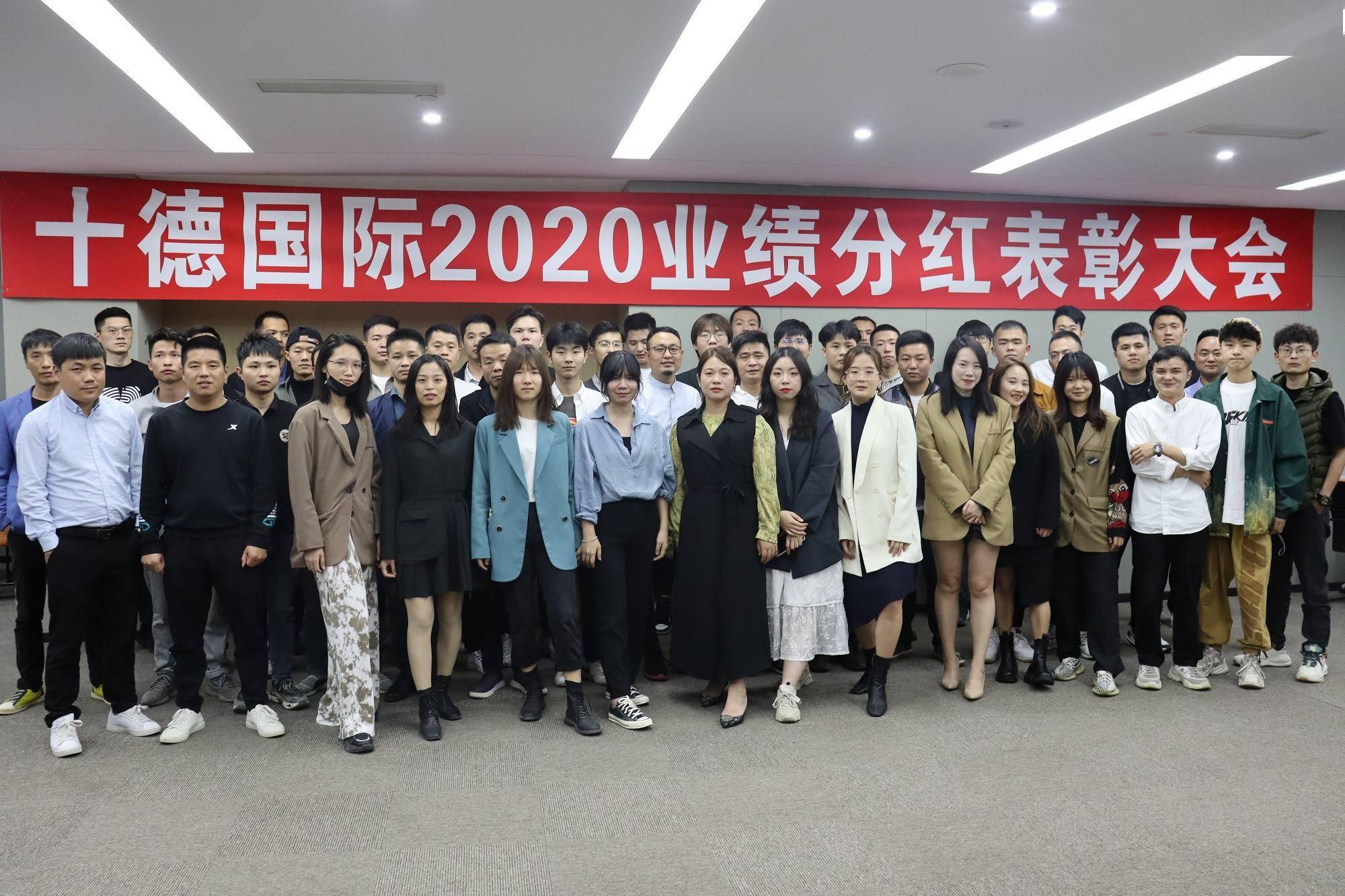一位业主裂变出五十个客户十德装饰吴小彬的交友式创业