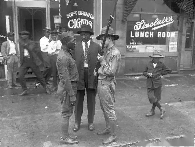 不一样的老照片:1919年美国黑人退伍士兵和白人民兵对峙等