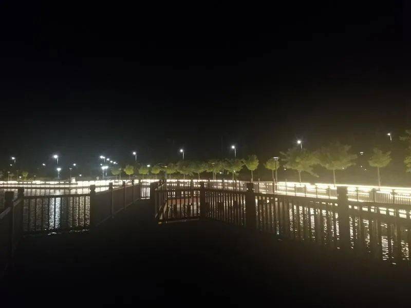 民勤:公园夜景美轮美奂 市民点赞城市发展