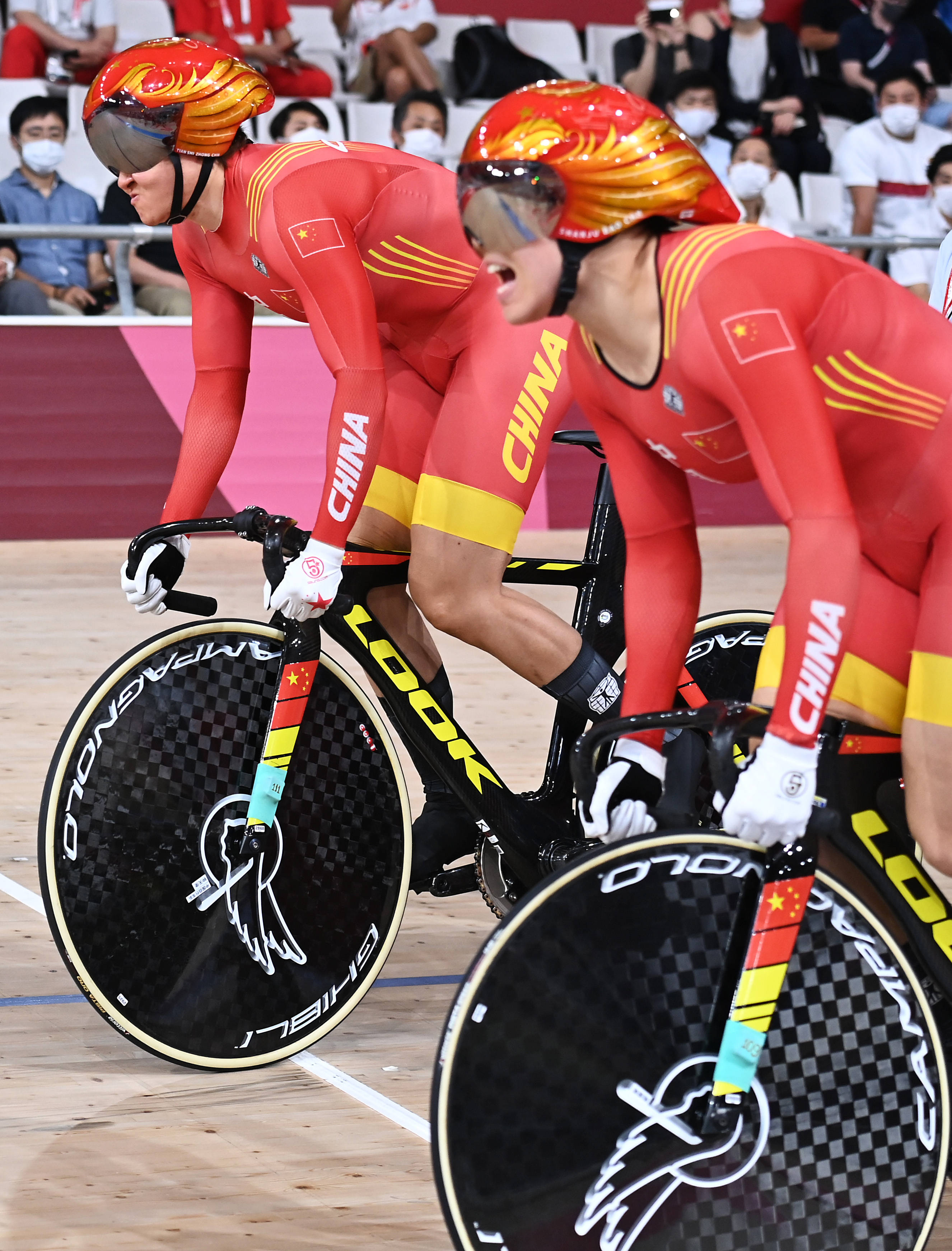 8月2日,中国选手钟天使(左)和鲍珊菊在东京奥运会场地自行车女子团体