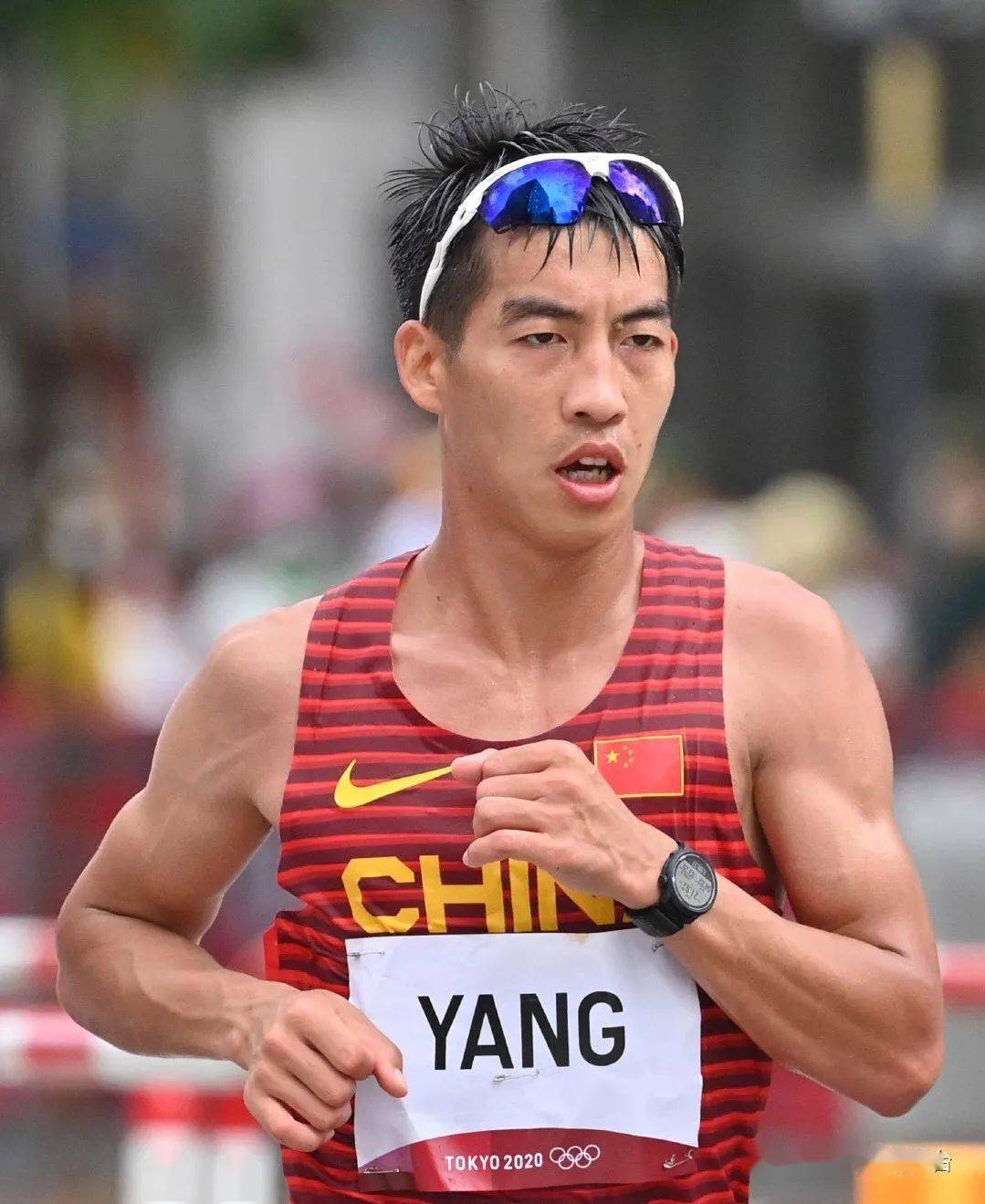 今天,巍山小伙杨绍辉首次参加奥运,就刷新中国纪录_马拉松
