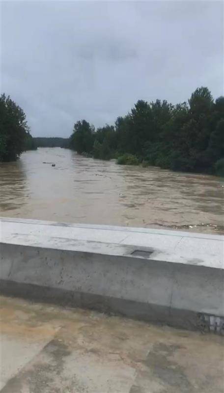 湖北多地遭遇特大暴雨!随州多间楼房遭冲塌,电力和通讯信号中断