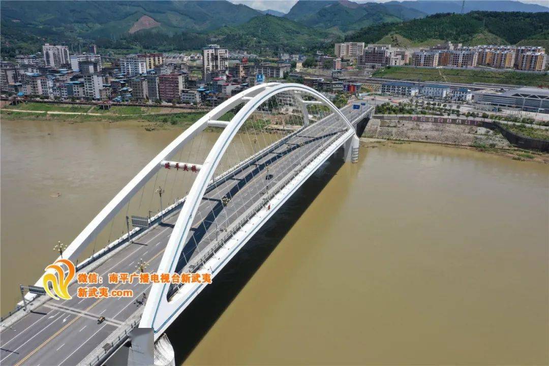 大桥横跨西溪河道,设计采用 主跨230m的下承提篮式钢箱系杆拱桥,该桥