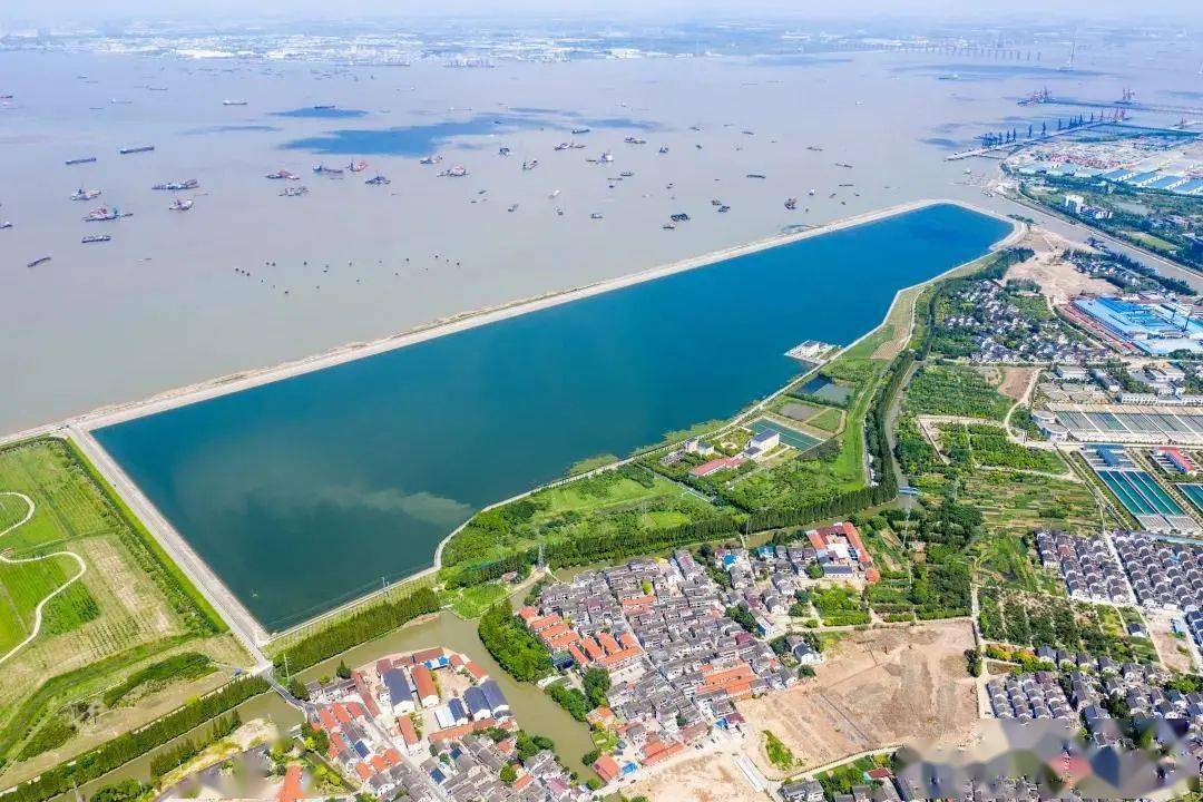 在常熟市长江浒浦水源地,许昆林一行详细了解了常熟市以铁黄沙半岛