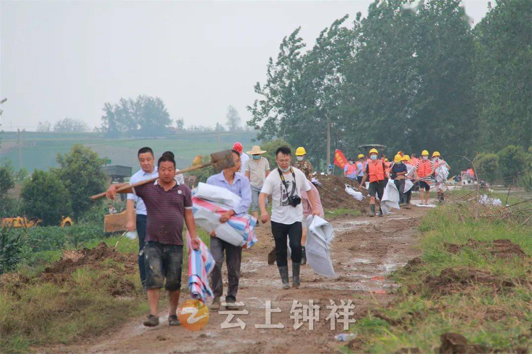 河水暴涨,钟祥市丰乐镇争分夺秒连夜转移被困群众263人