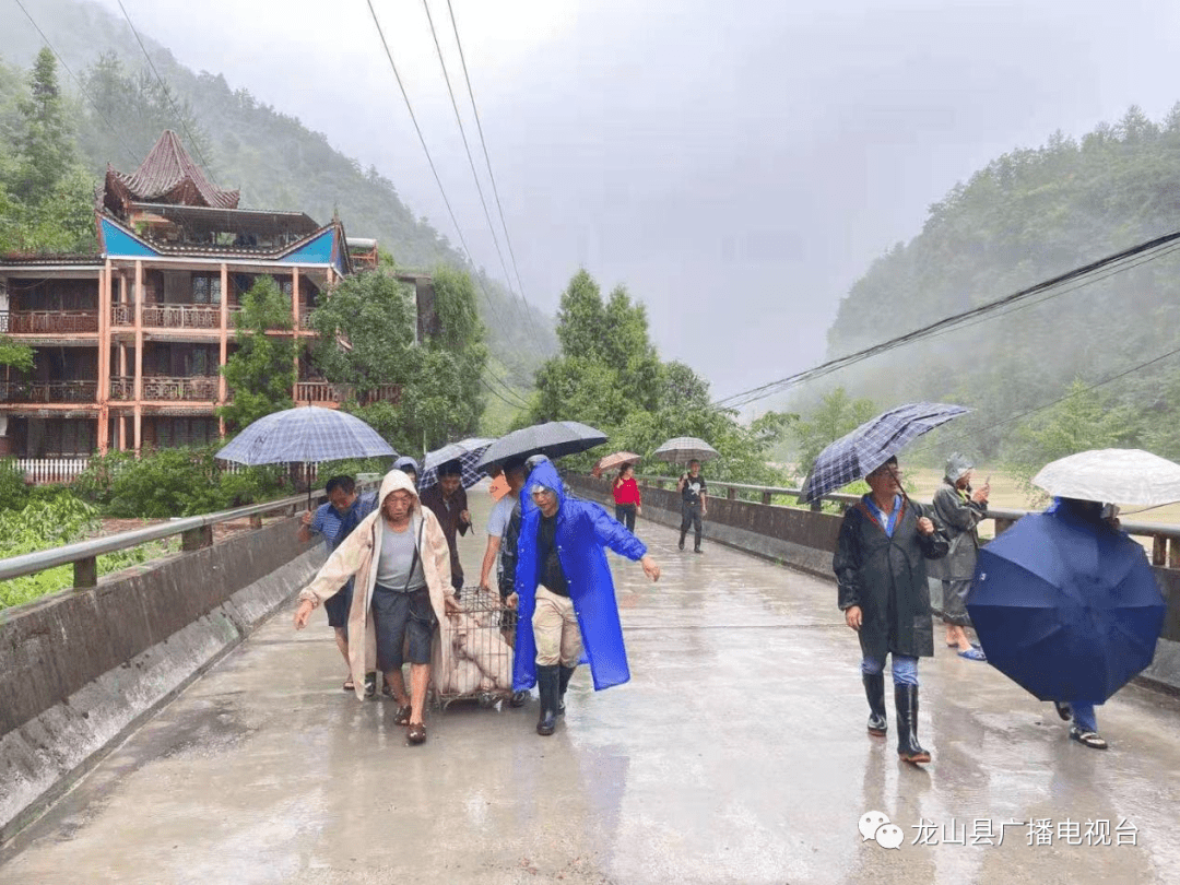 红岩溪河水漫进民房 目前,龙山县正在积极组织群众有序开展救援