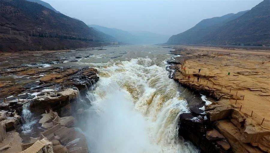 把黄河水约束在狭窄的黄河峡谷中,河水聚拢,收束为一股,奔腾呼啸,跃入