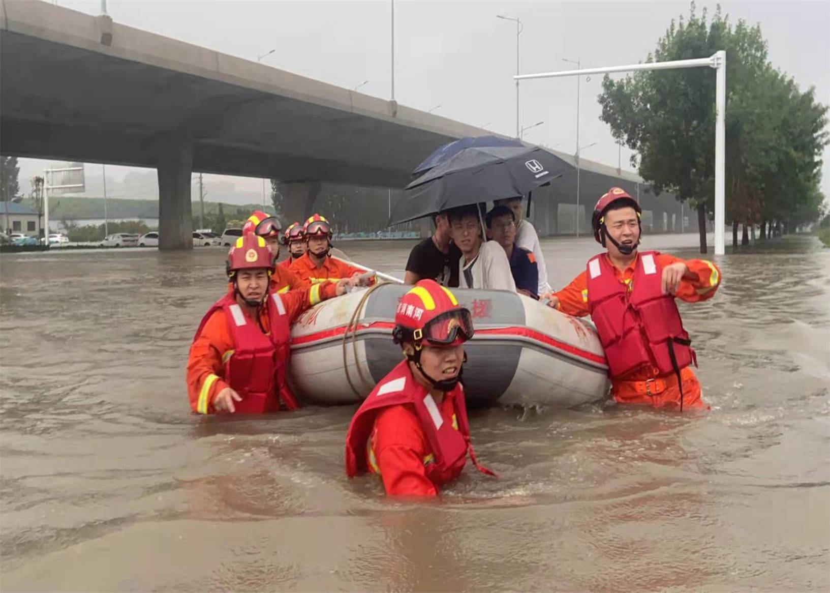 橙风破浪跟党走闻汛而动践忠诚郑州市郑东新区消防救援大队防汛救灾