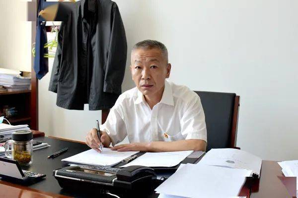 诵读人 史厚纯(通辽市人大常委会机关党委书记,第一党支部党员)返回