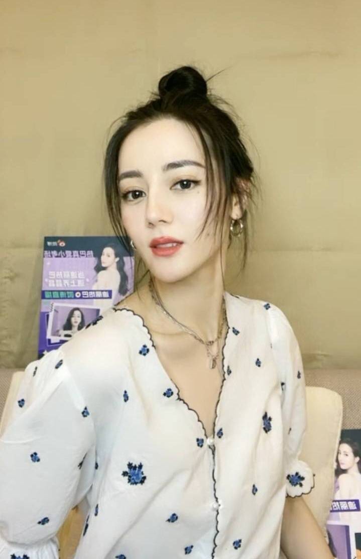 花朵|热巴太没有偶像包袱了！直播疯狂做鬼脸，碎花衫配丸子头俏皮可爱
