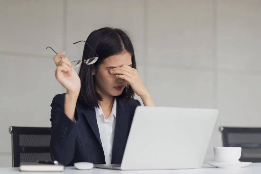 如眼睛干涩疲劳,可以少量使用一些正规国药准字号的眼药水缓解.