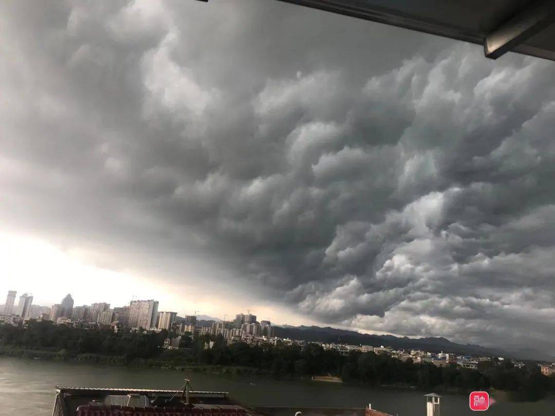 前一秒岁月静好,后一秒乌云密布,这场雨刷爆了融水朋友圈