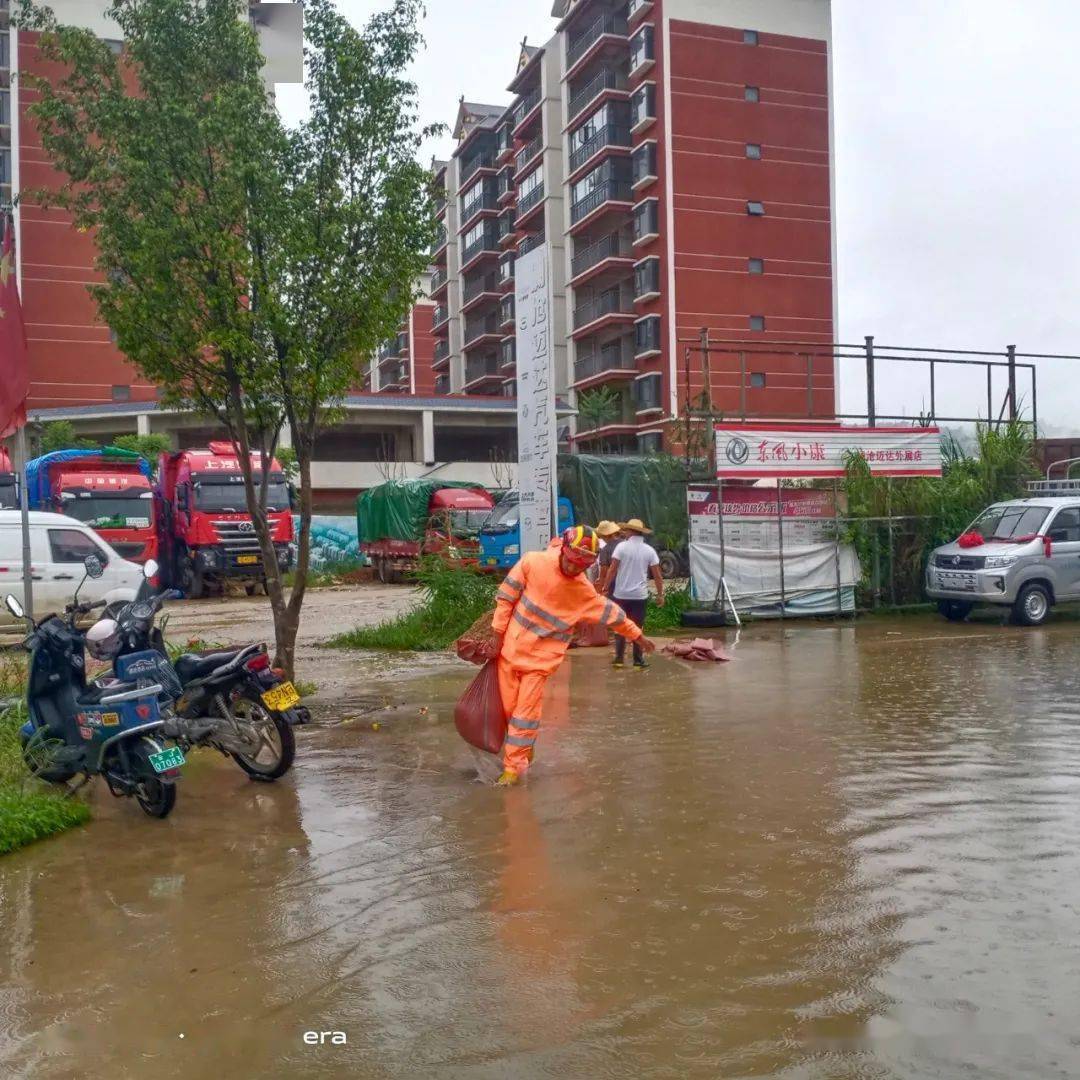 澜沧县暴雨"袭城" 澜沧消防指战员持续冒雨排涝解民忧