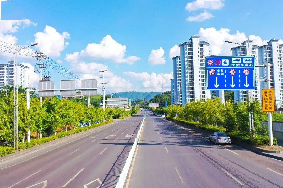 这里人气格外旺 非常热闹 金龙大道 这条大道 连接龙凤大道和飞龙大道