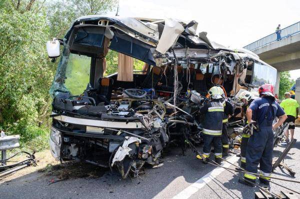 匈牙利发生严重交通事故 致8死48伤_客车