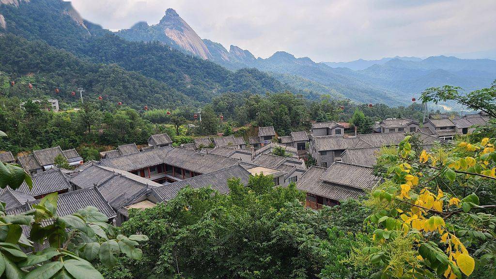 2020年8月16日,无人机航拍河南南阳内乡县二龙山景区,云雾缭绕,美若
