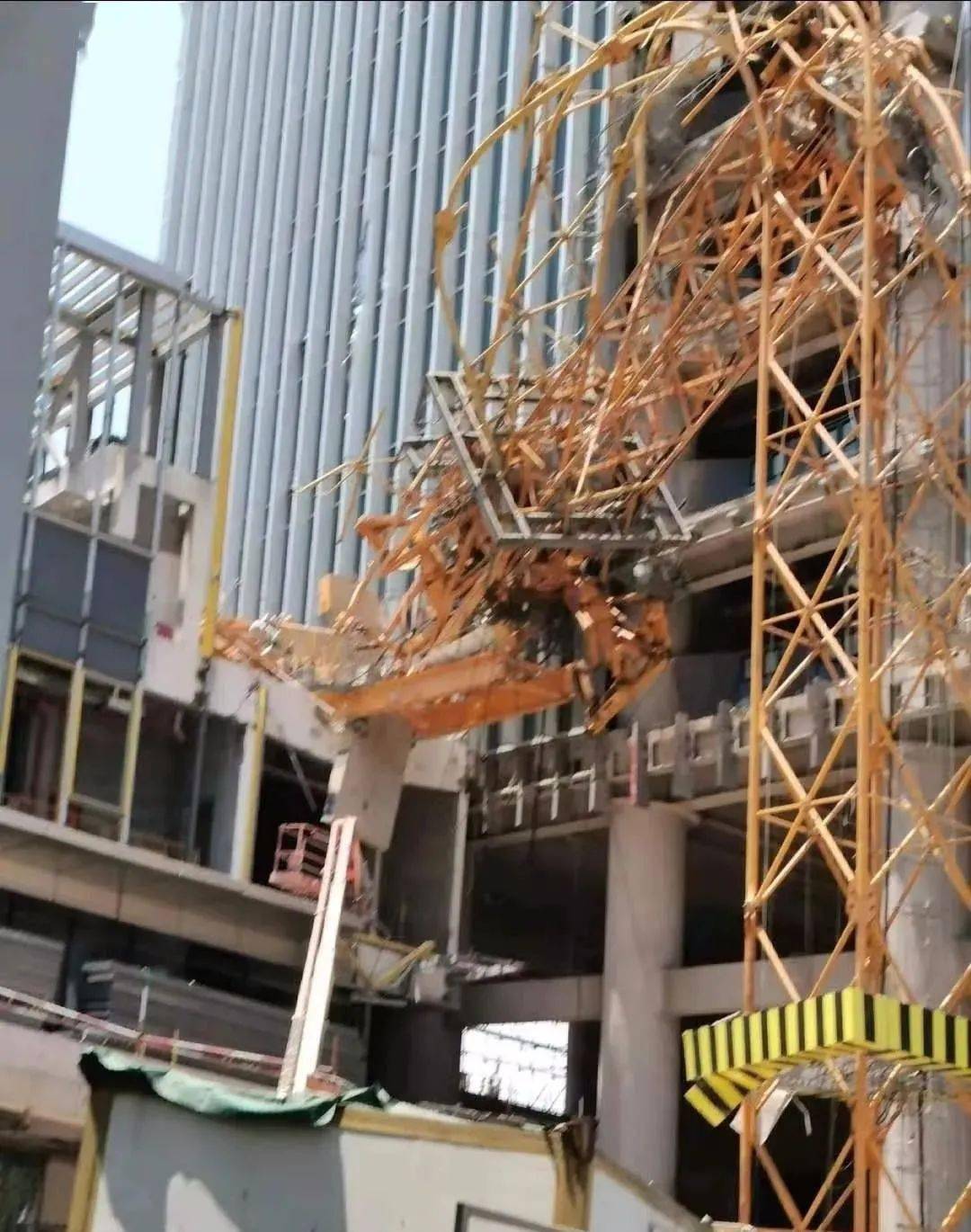 据网友爆料:2021年8月19日福建厦门一在建工地塔吊发生倒塌事故,伤亡