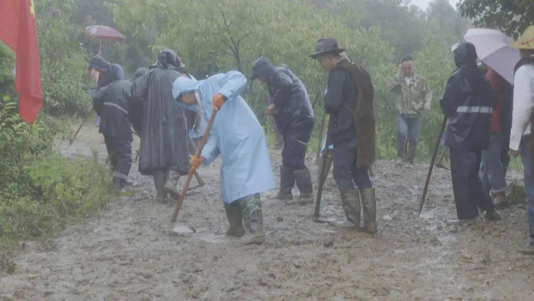 漾濞:连续降雨阻重建,齐心协力克难关_沙河村