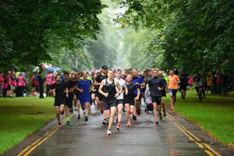 卡迪夫park run 今日雨中开跑;英国新增3.7万例