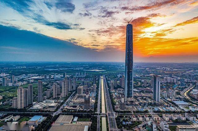 天津:火烧云下的117大厦 格外壮观