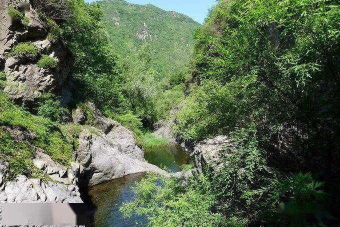 遥桥古堡位于北京市密云县新城子镇遥桥峪村云岫谷自然风景区对面,是