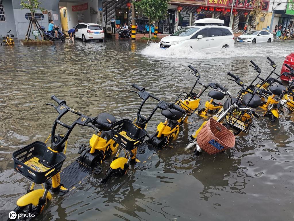 连云港|江苏连云港突降暴雨 道路大面积积水