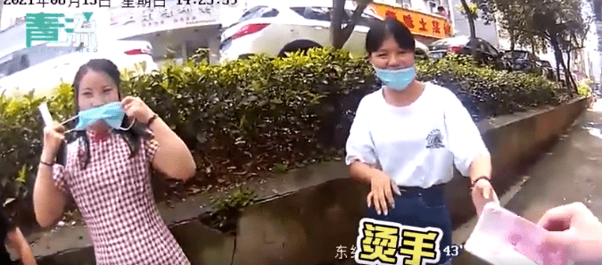 天降60张百元大钞 女孩捡起直呼"烫手"!