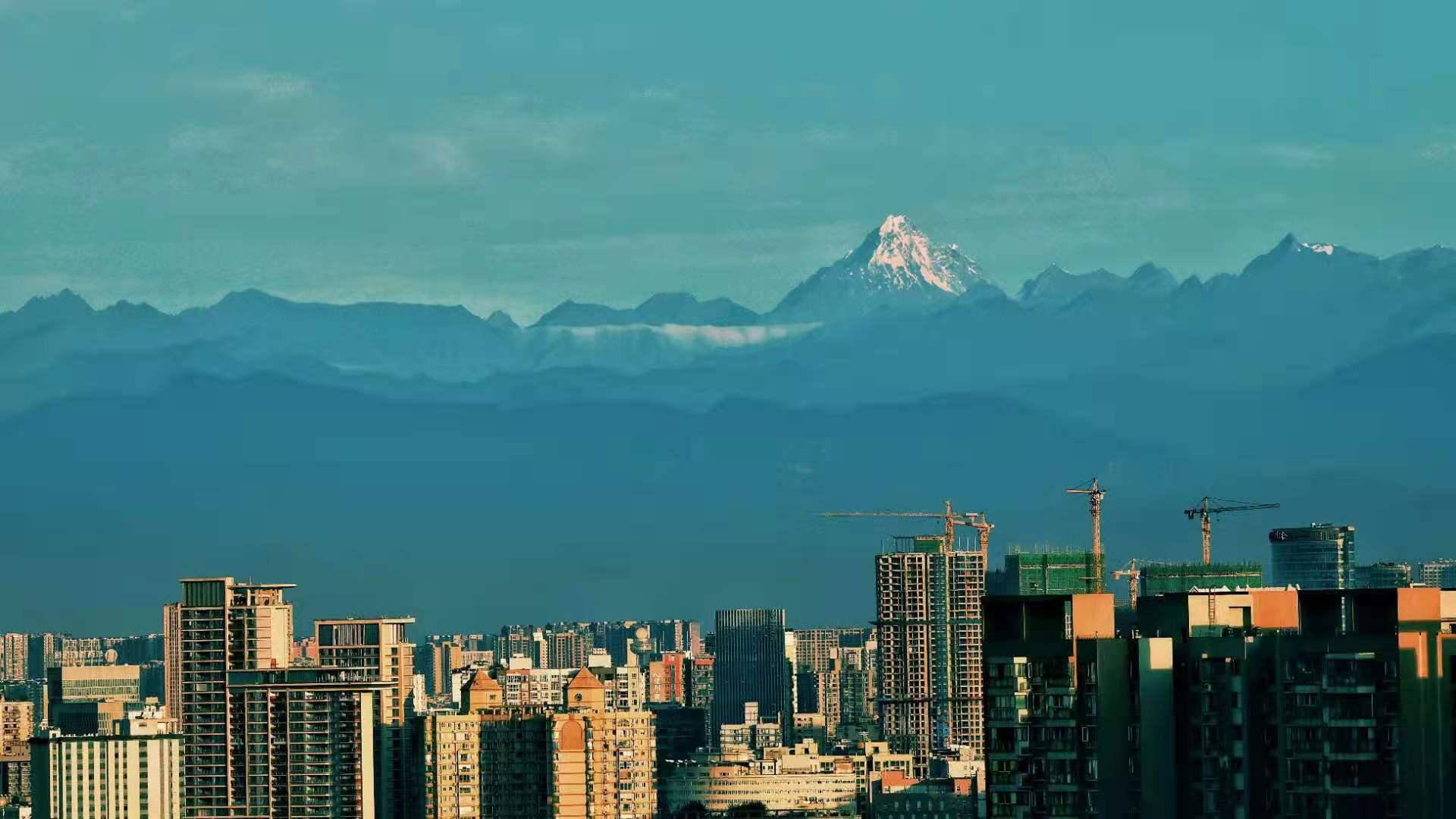 今日,成都又看到雪山了