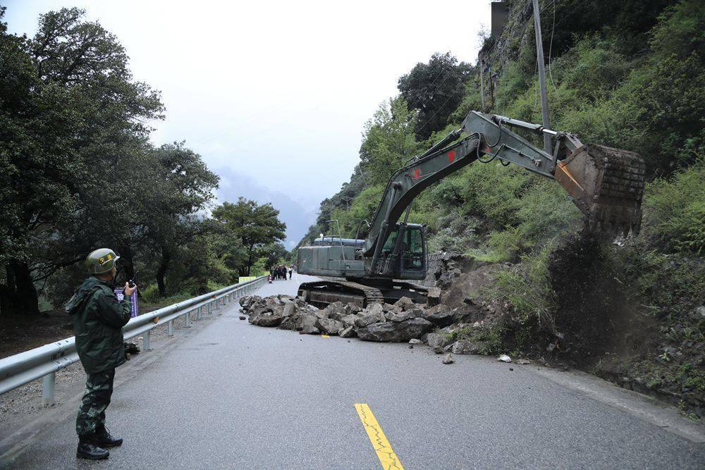 国道318线波密县境内段路基垮塌武警官兵正在紧急抢修