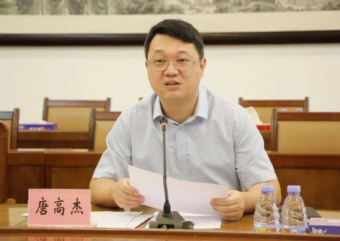 会上,唐高杰向参会的11名学子代表颁发了奖励金,勉