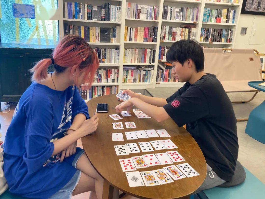 我们以照片日记的形式 记录1200book&bed的生活日常 · 公园里的两个