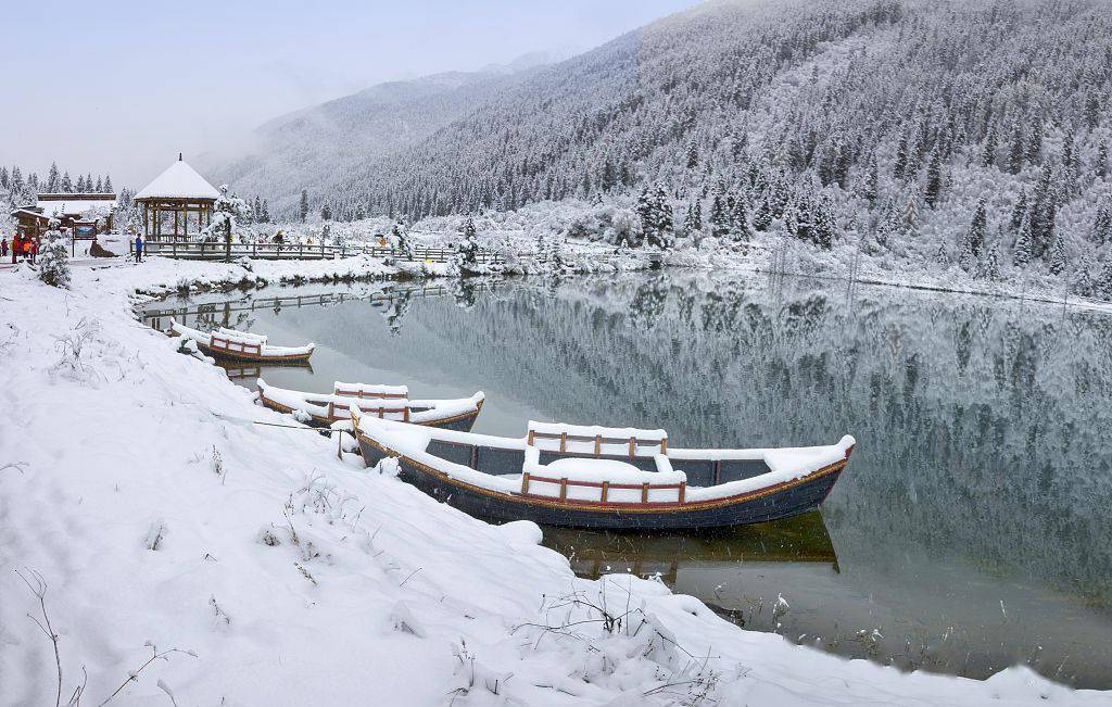 刚入秋就下雪四川达古冰川就是这么任性