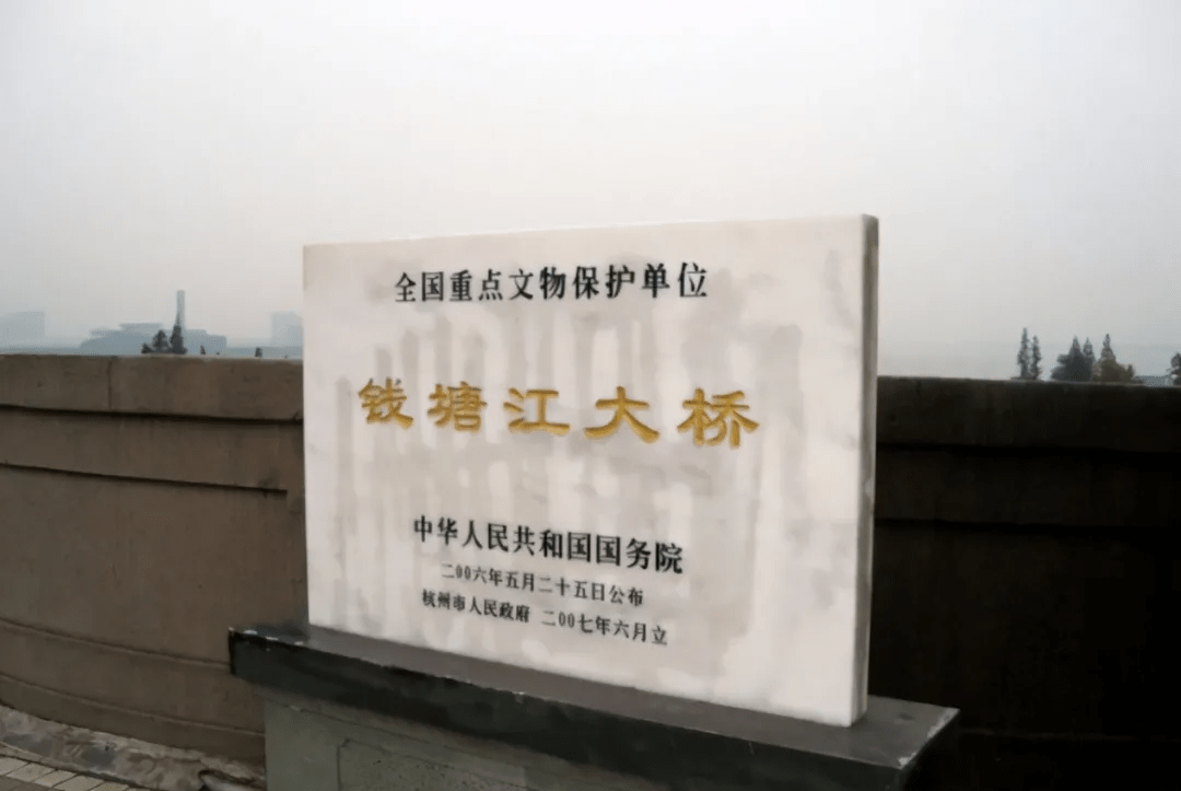 中国第一座钢铁大桥,通车3个月就被炸毁,他的建造难度